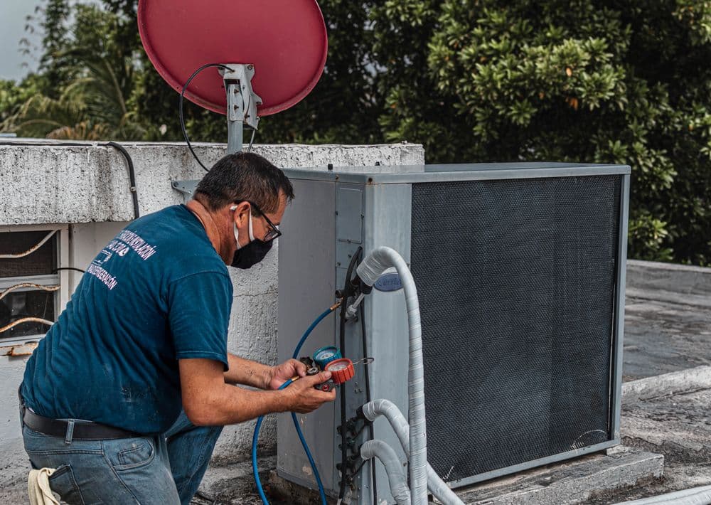 Carrier-ის ტექნიკოსი მუშაობისას — Carrier HVAC technician at work