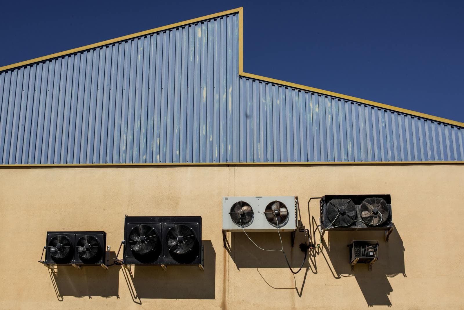 კლიმატური აგრეგატები შენობაზე სუფთა ცაზე — Carrier HVAC outdoor units against a clear sky
